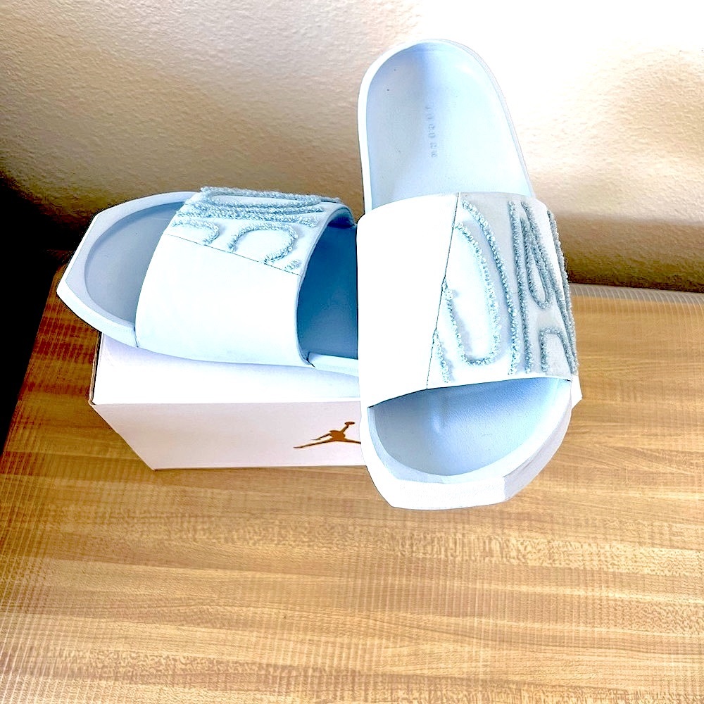 Cool Nike slippers of beautiful color, size 8